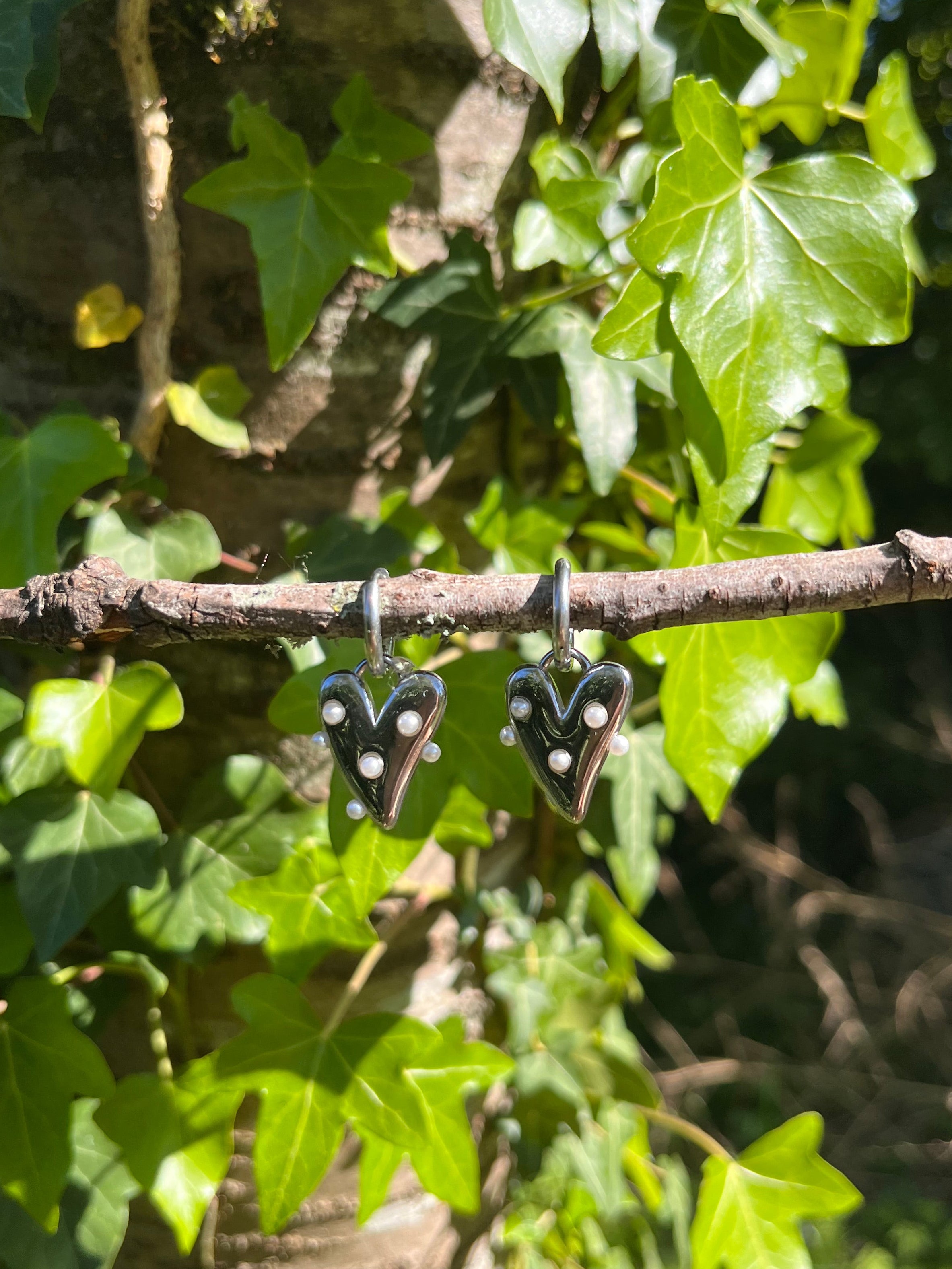 Zilvere oorbellen met hart en parels