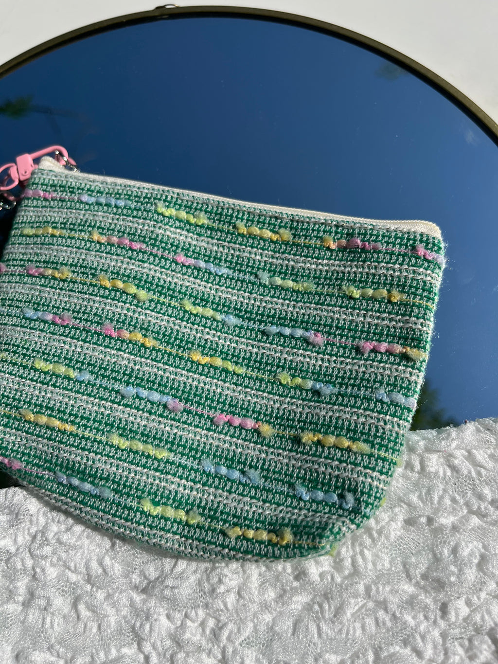 groen toilettasje met bloem sleutelhanger