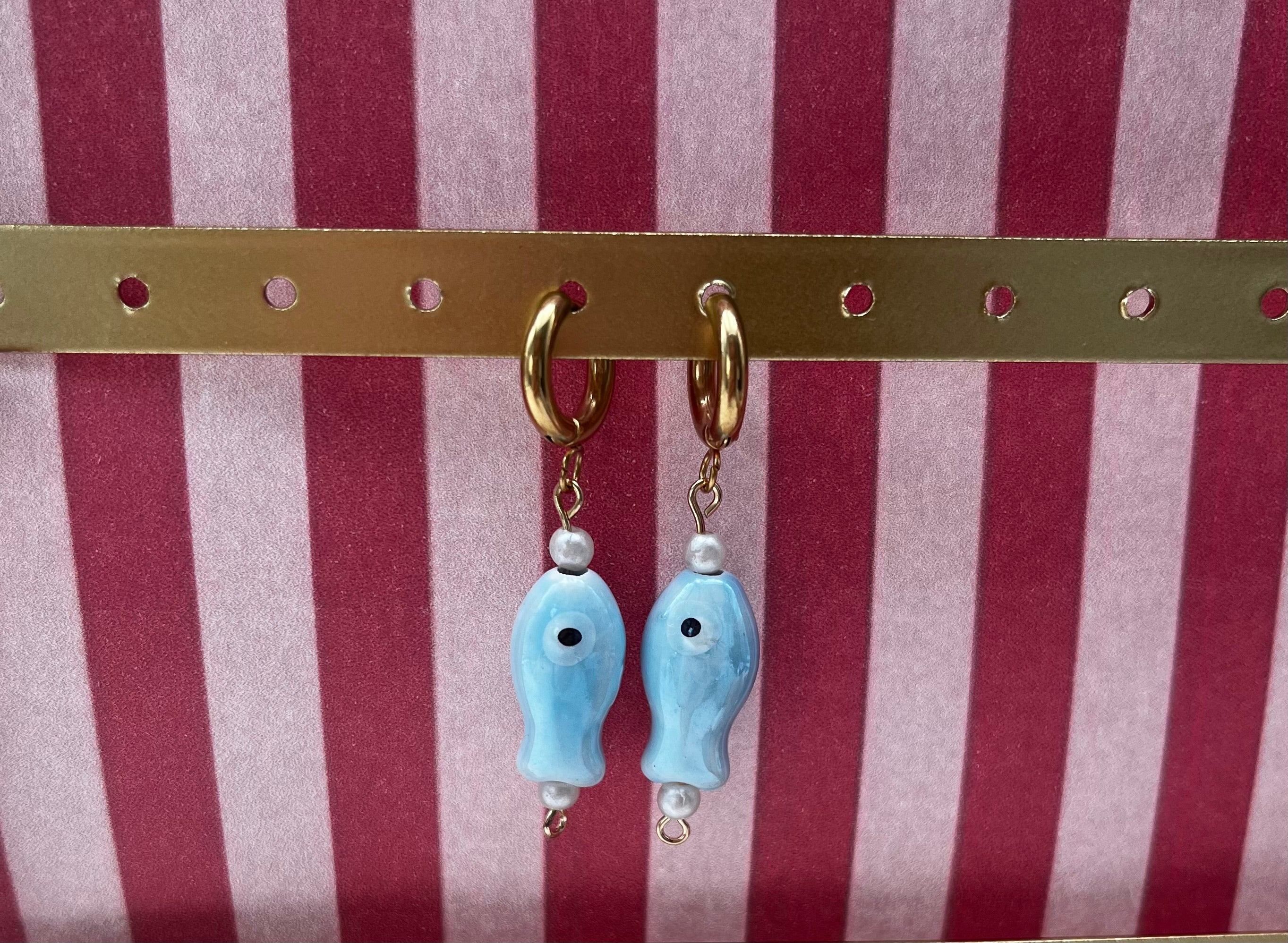 oorbel vis lichtblauw goud