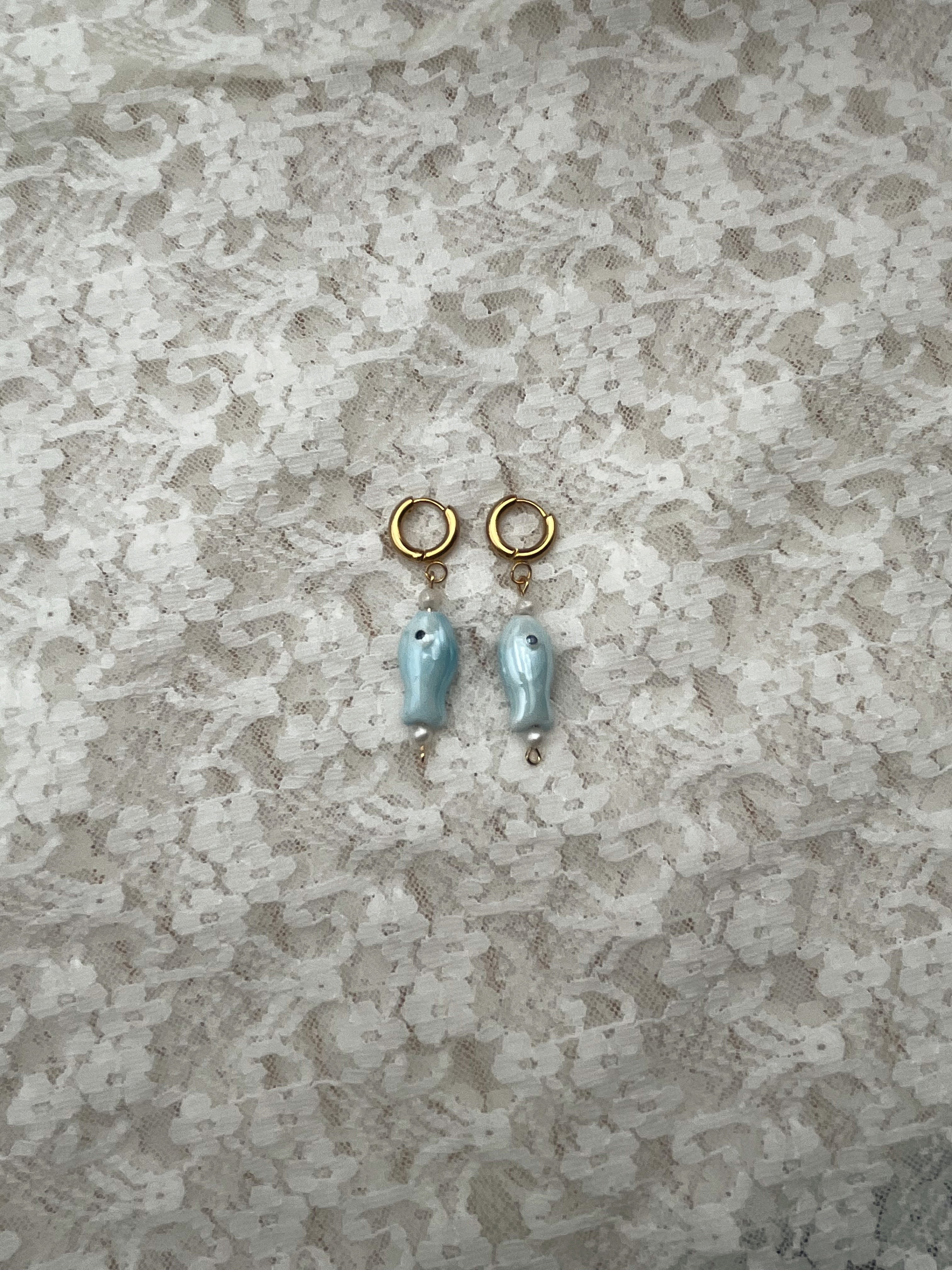 oorbel vis lichtblauw goud