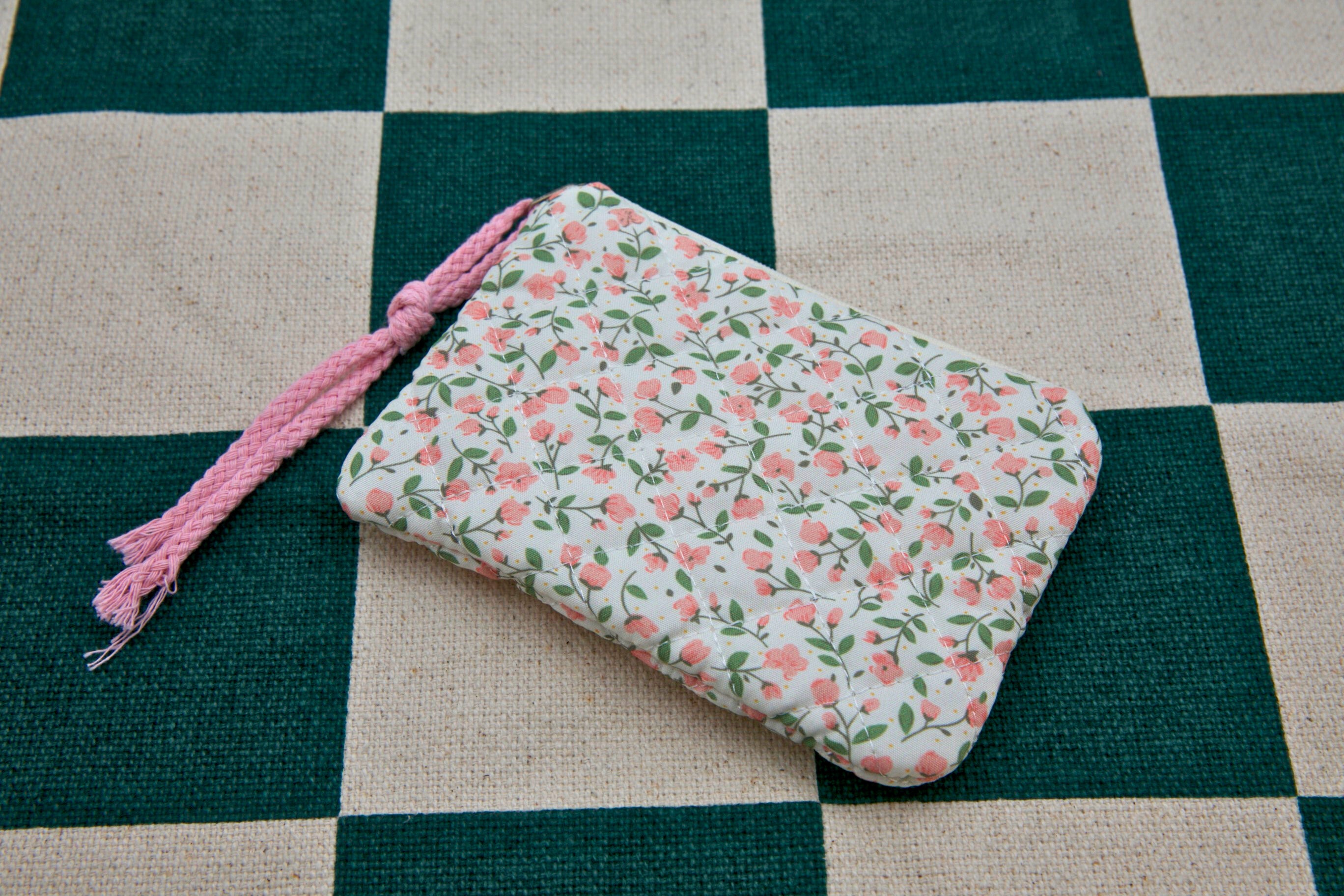 mini toilettasje met roze bloemtjes