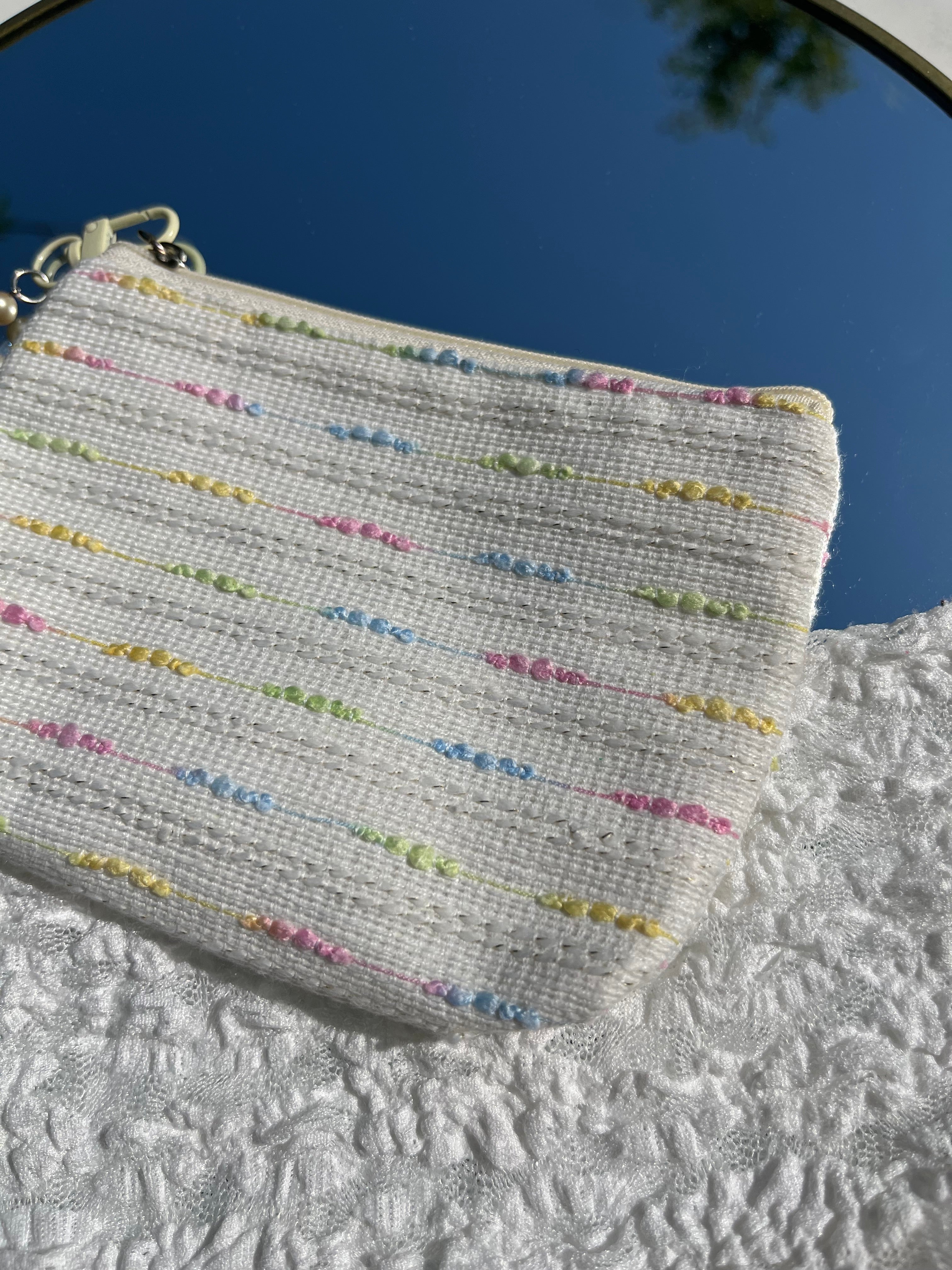 beige toilettas met zeester sleutelhanger