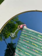 groen toilettasje met bloem sleutelhanger