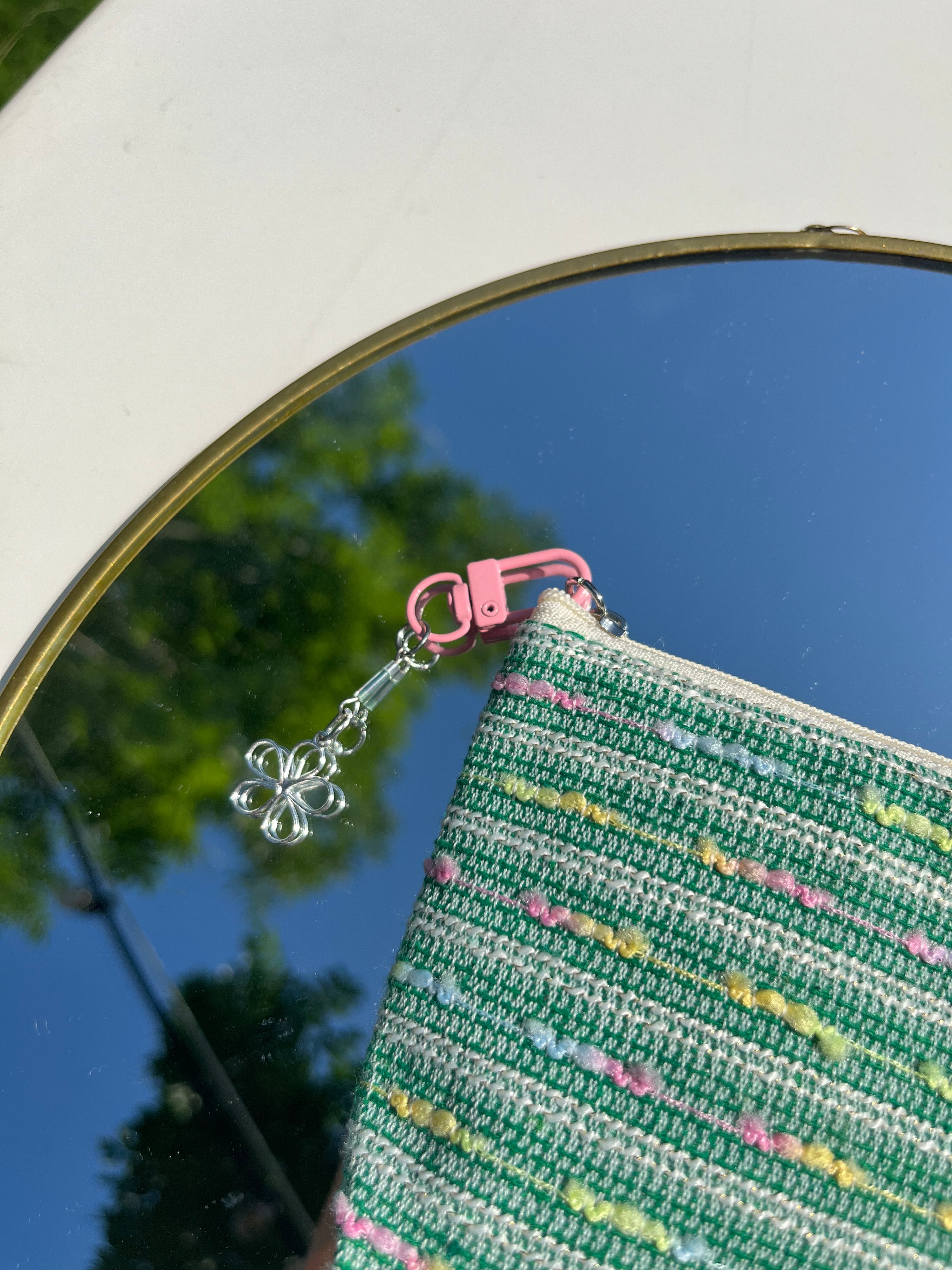 groen toilettasje met bloem sleutelhanger