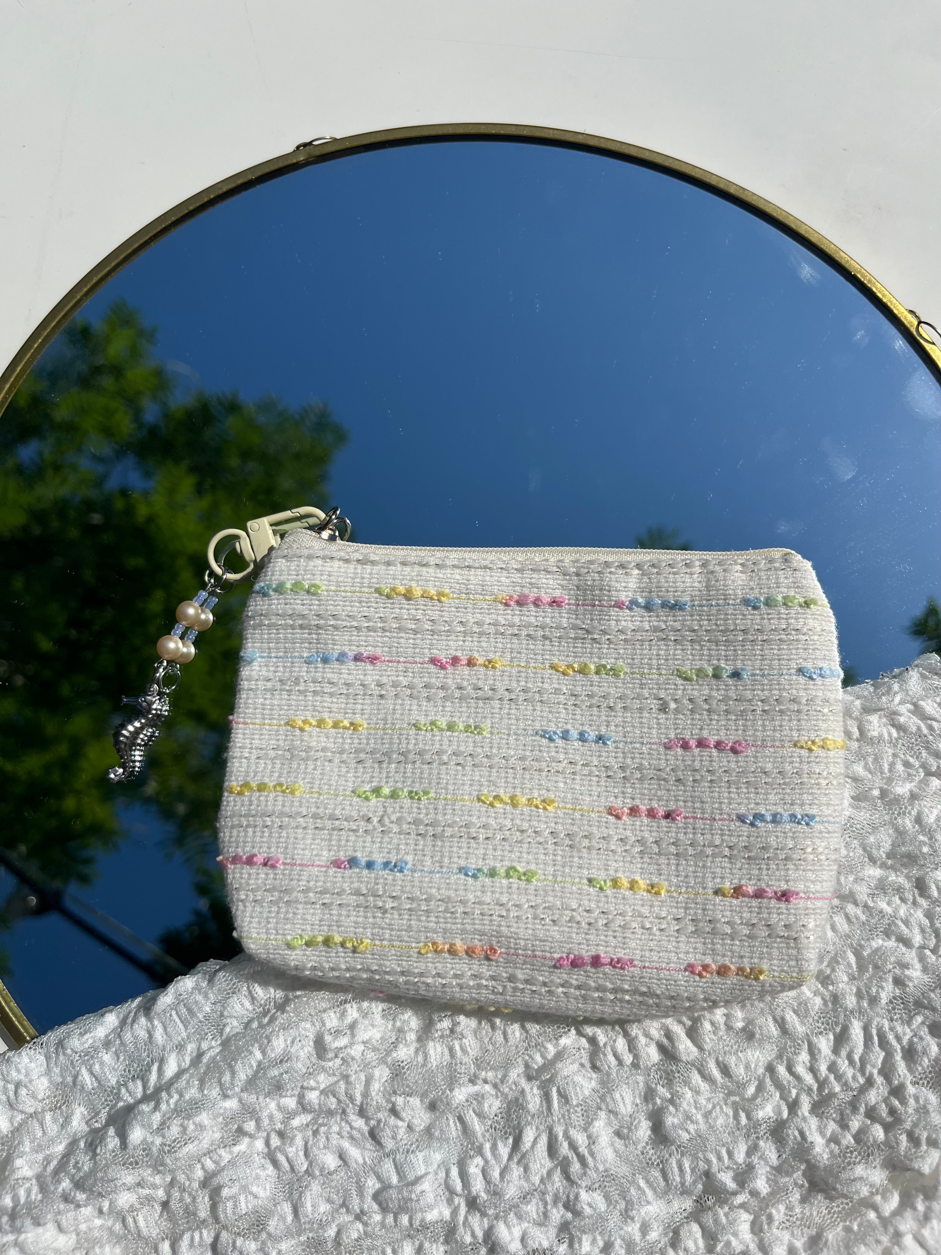 beige toilettas met zeepaard hanger