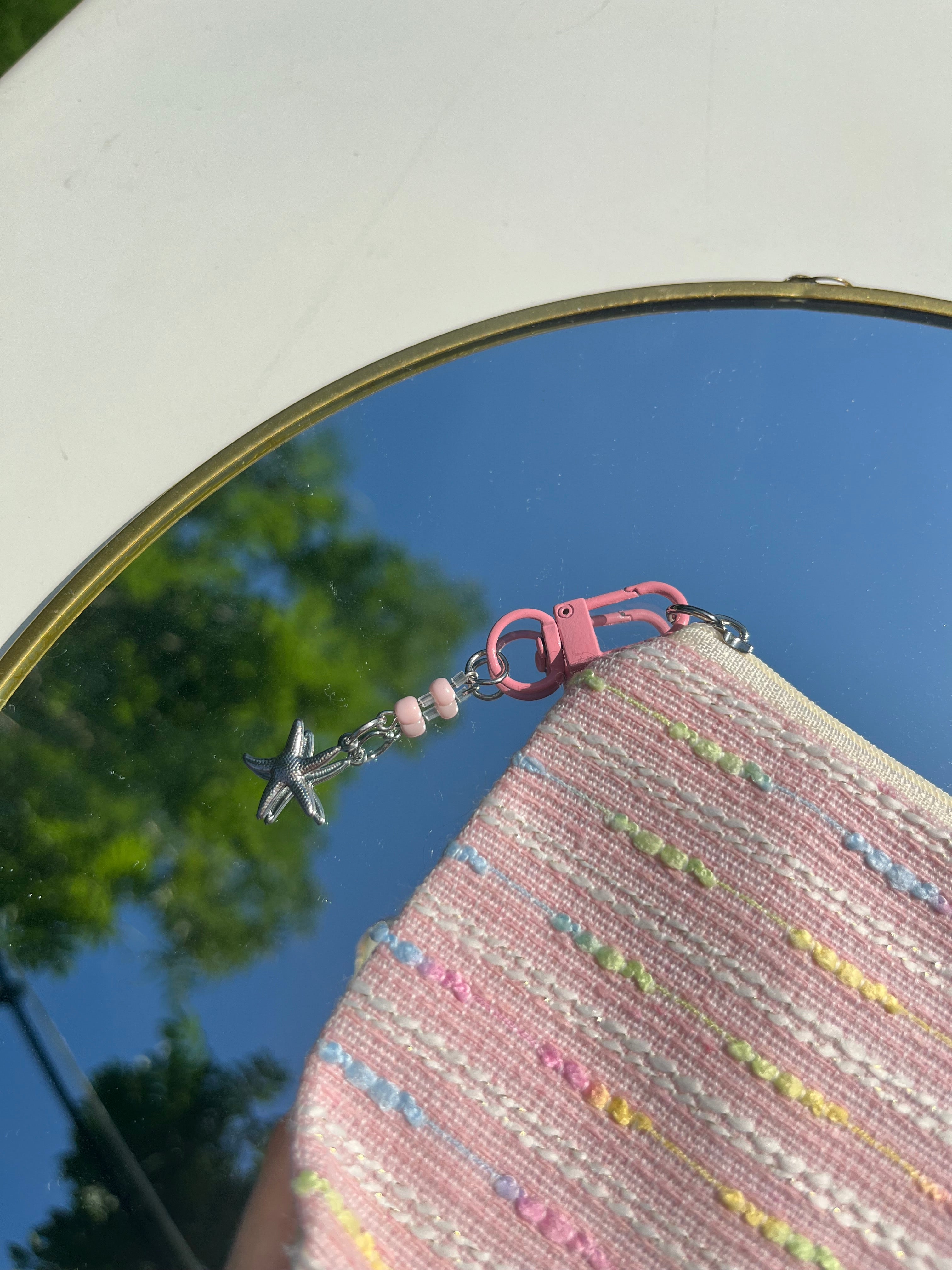 roze toilettas met zeester sleutelhanger