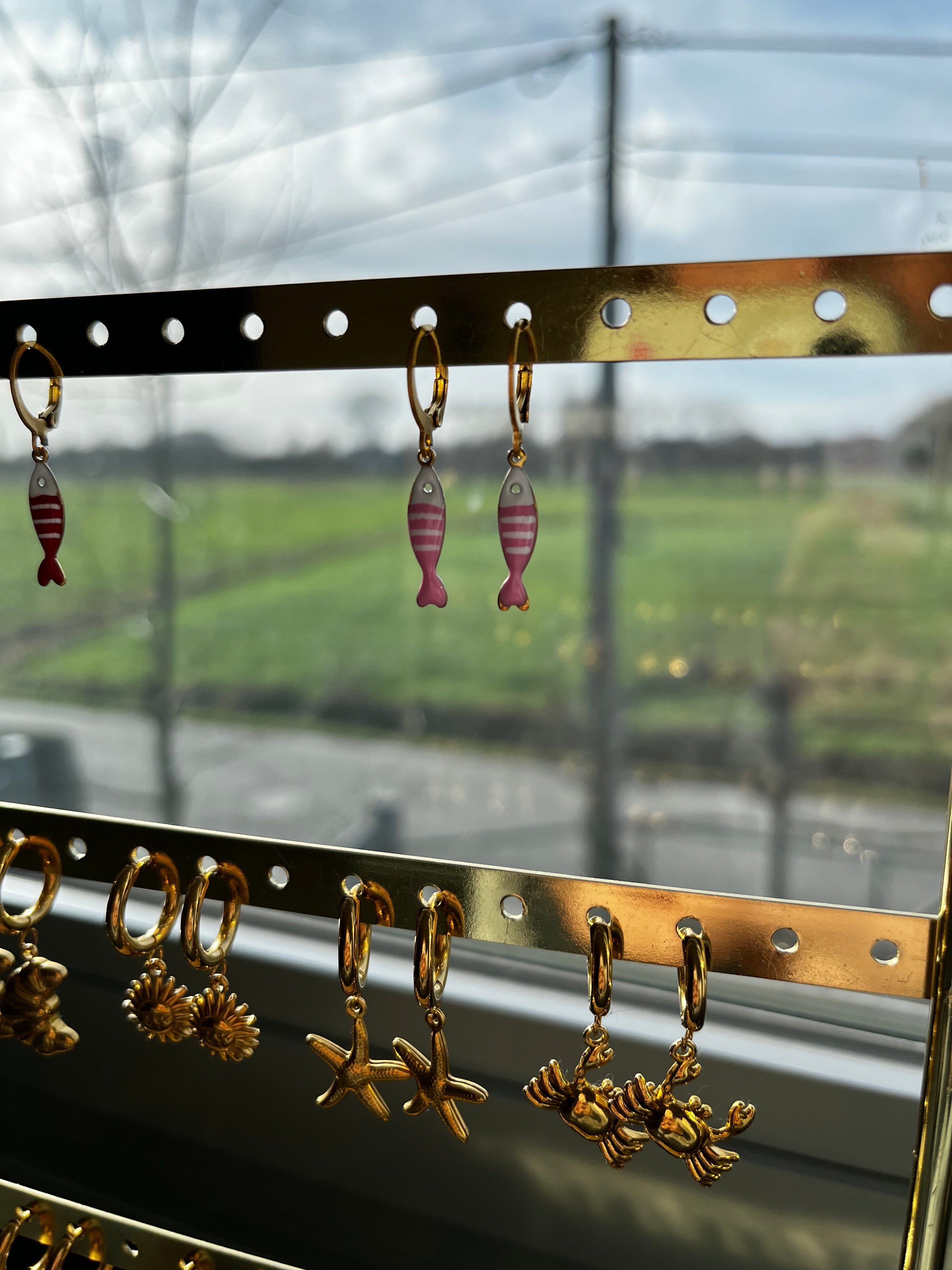 oorbel lichtroze vis goud