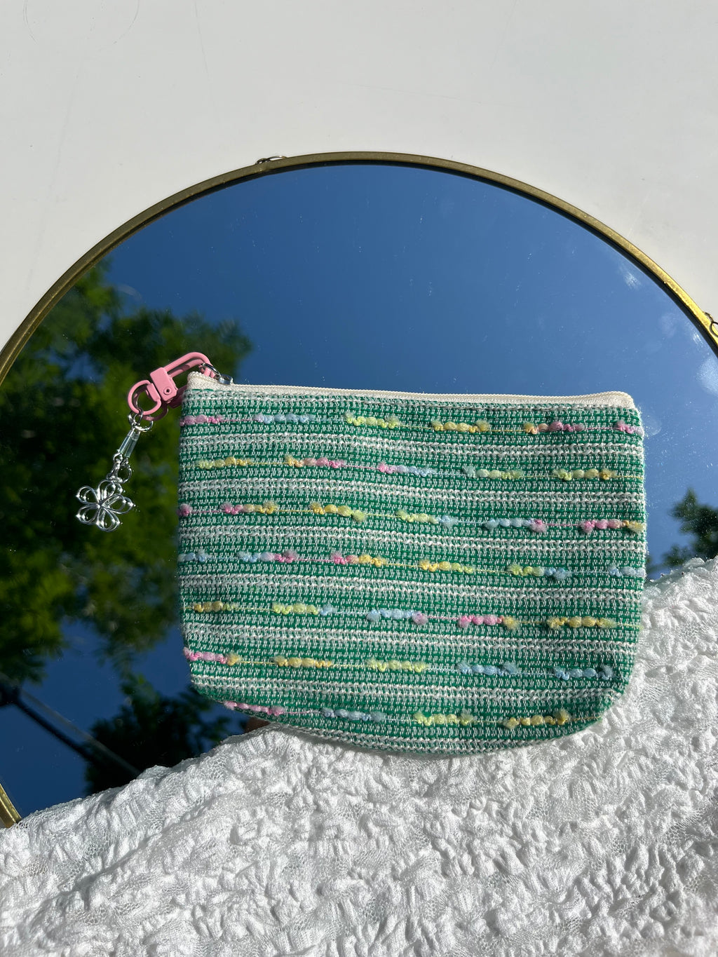 groen toilettasje met bloem sleutelhanger