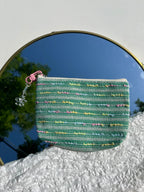 groen toilettasje met bloem sleutelhanger