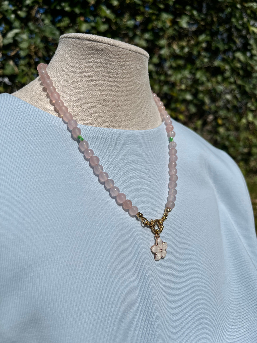ketting natuursteen pinky white flower