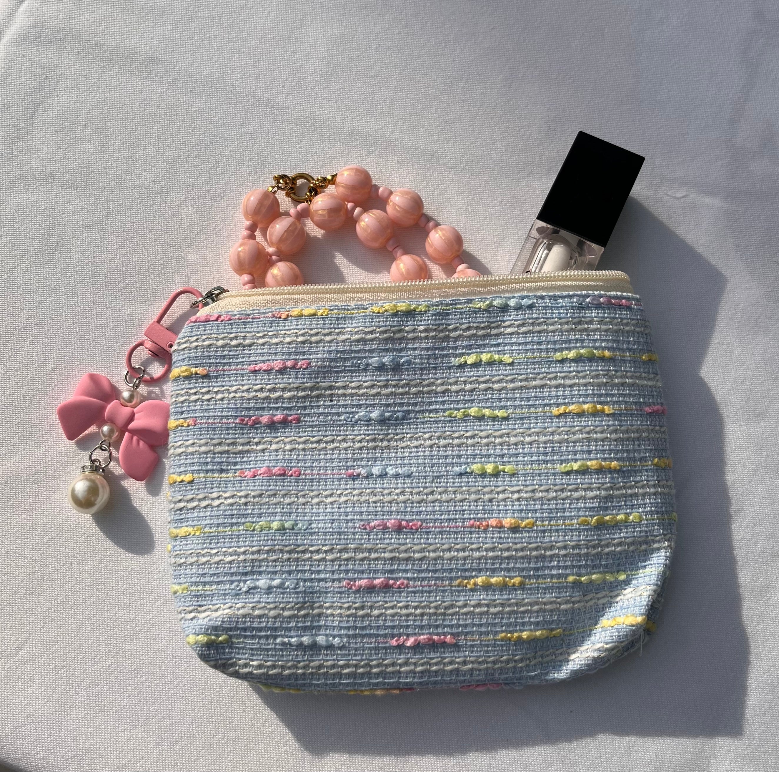 blauw toilettas met gekleurde streepjes