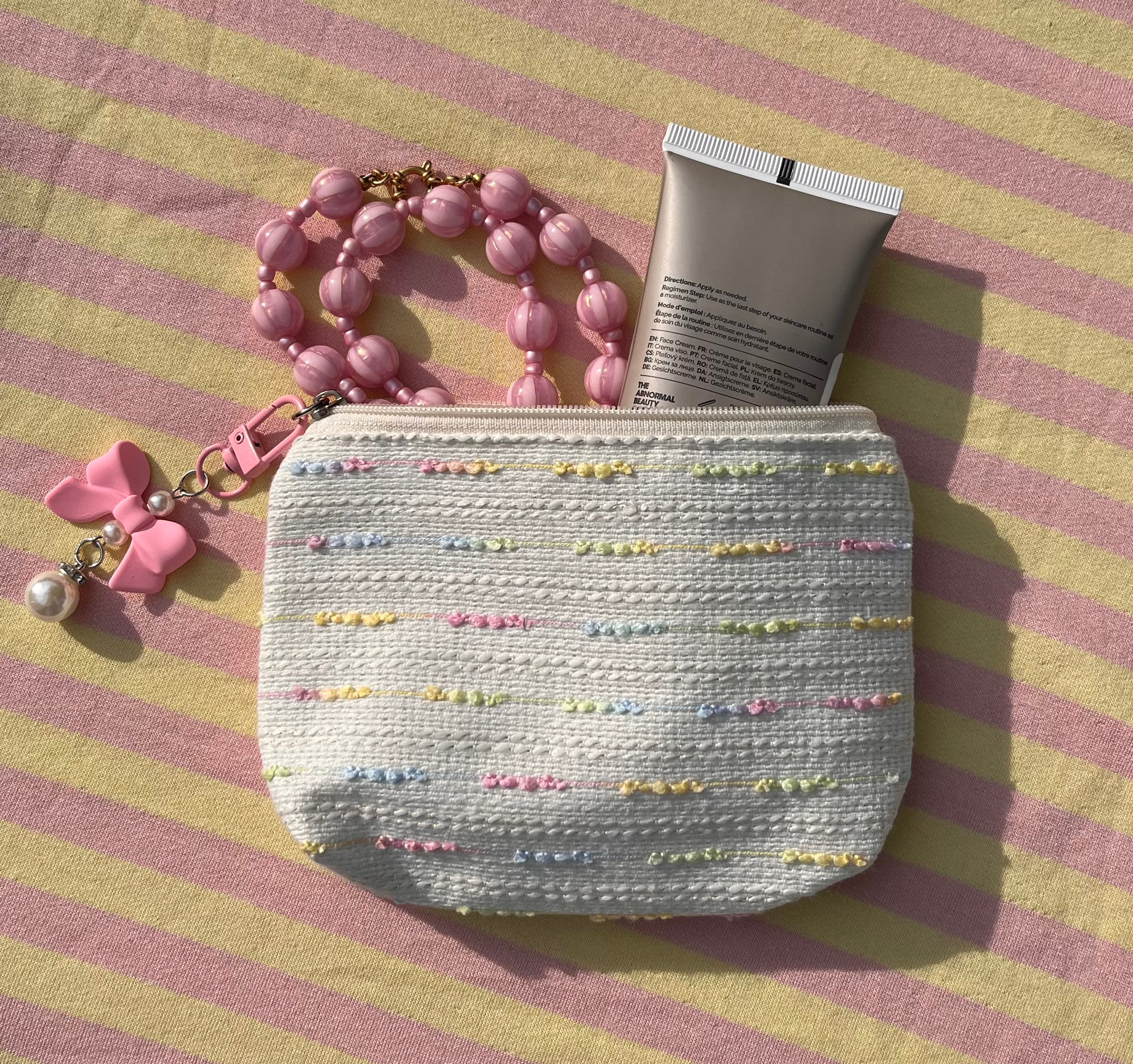 beige toilettas met gekleurde streepjes