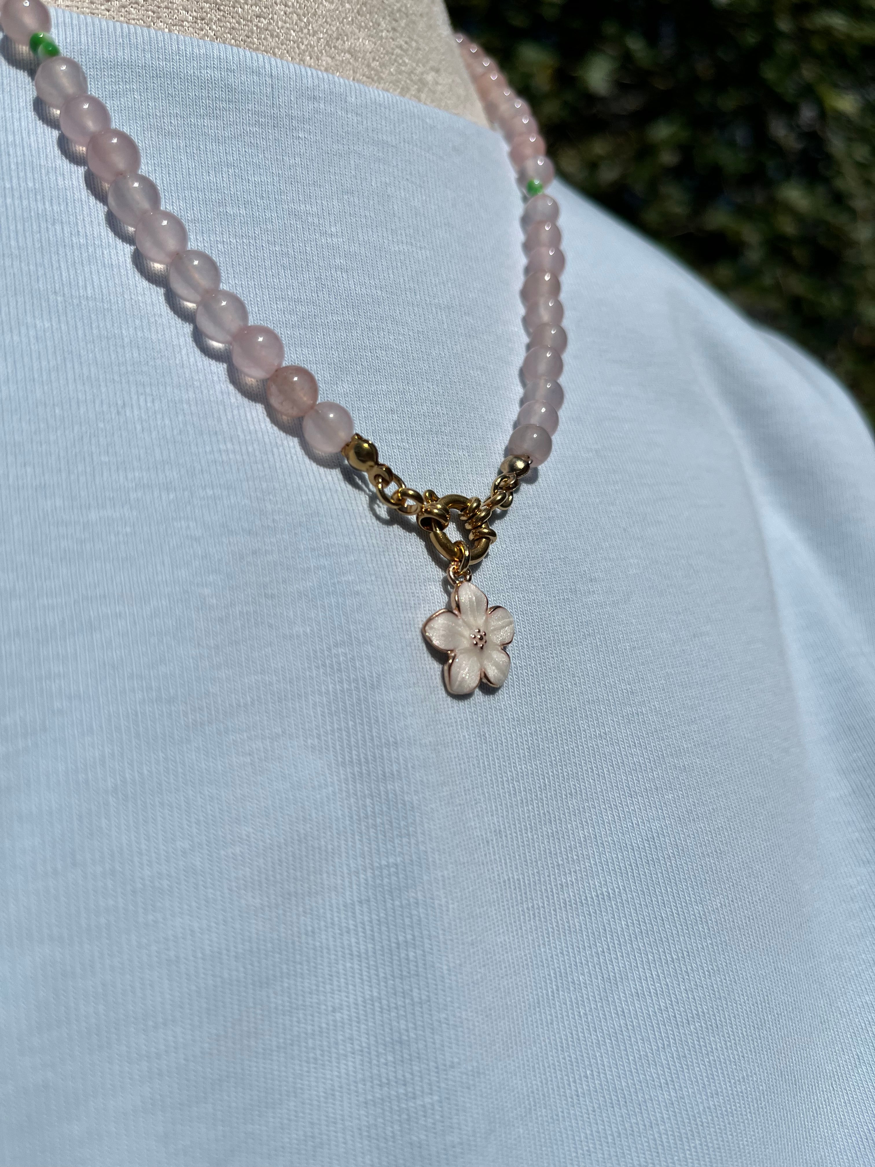 ketting natuursteen pinky white flower