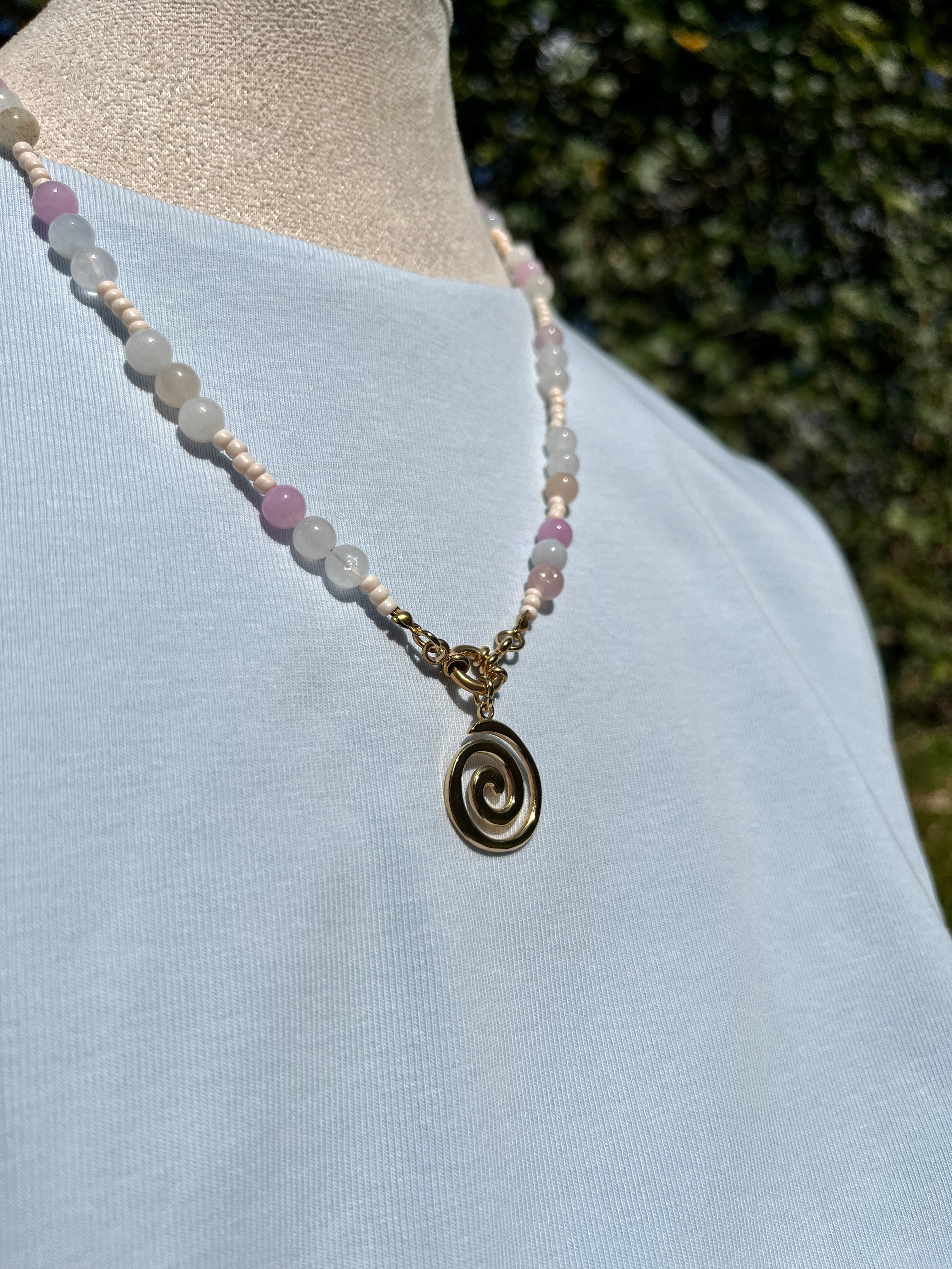 ketting natuursteen pearls and spiral