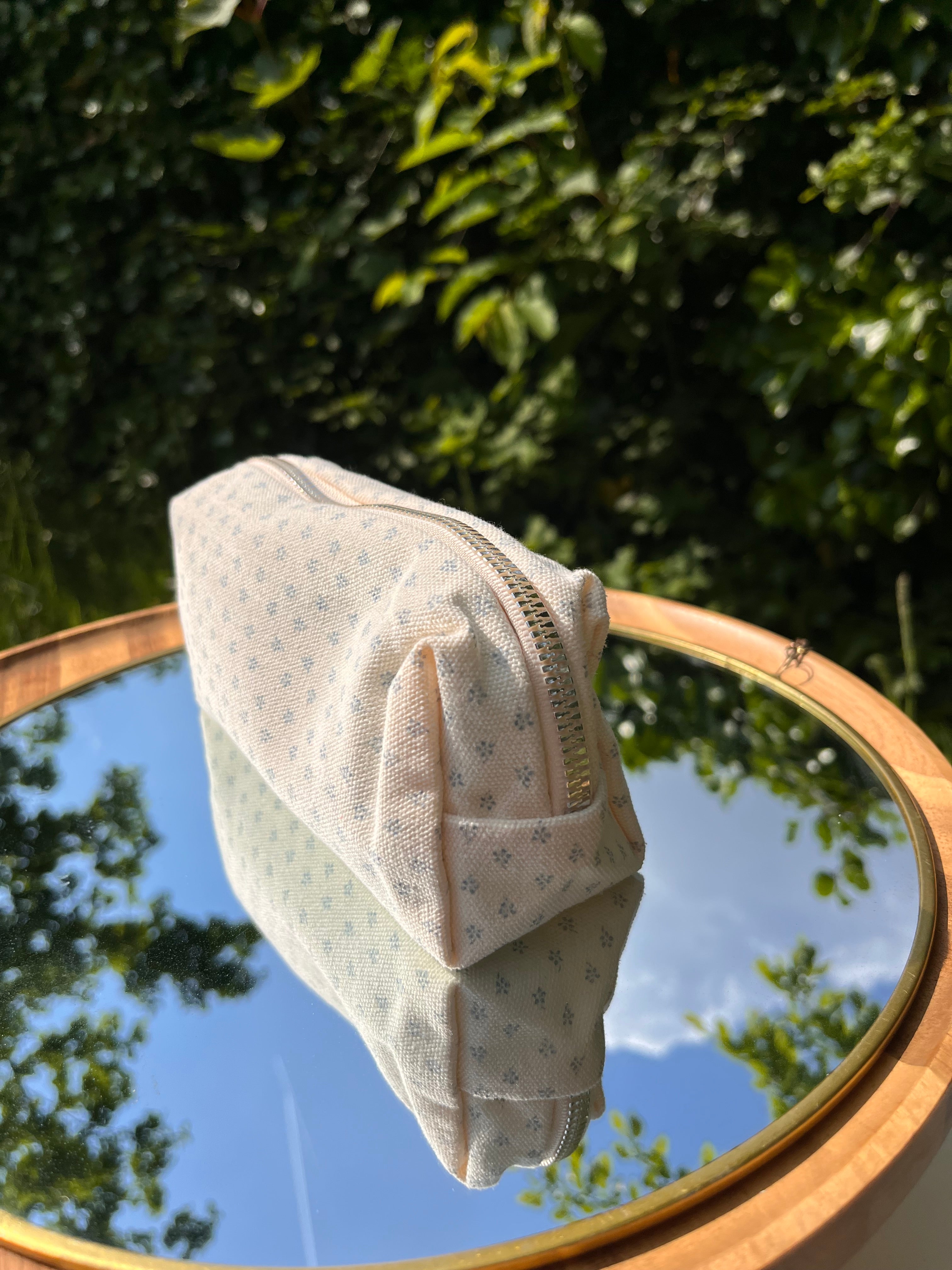 pennenzak met kleine blauwe bloemetjes
