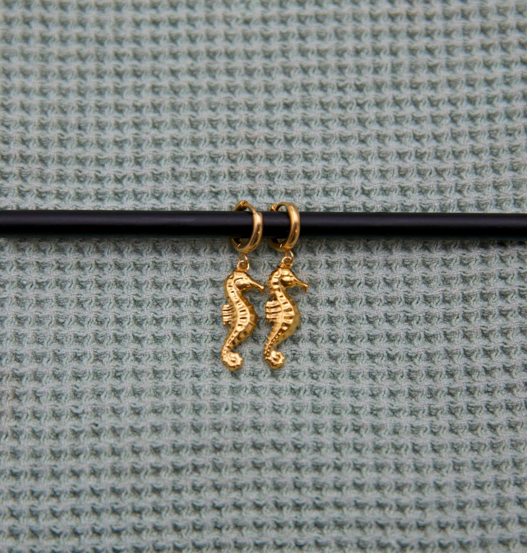 oorbel zeepaard goud